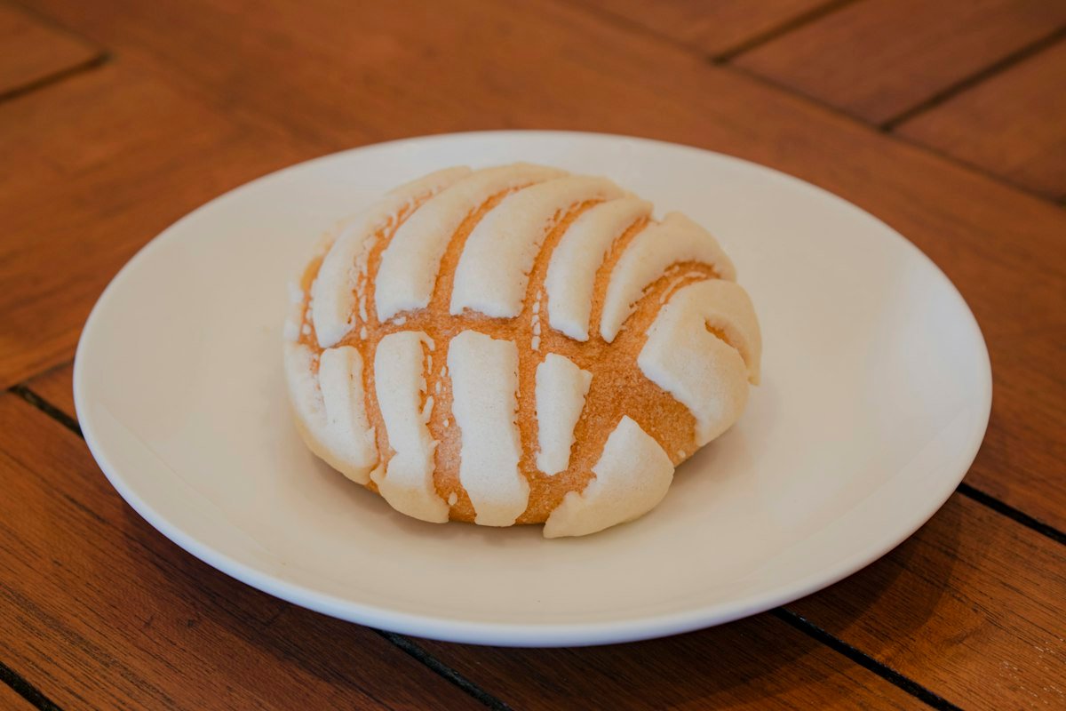 A concha on a plate