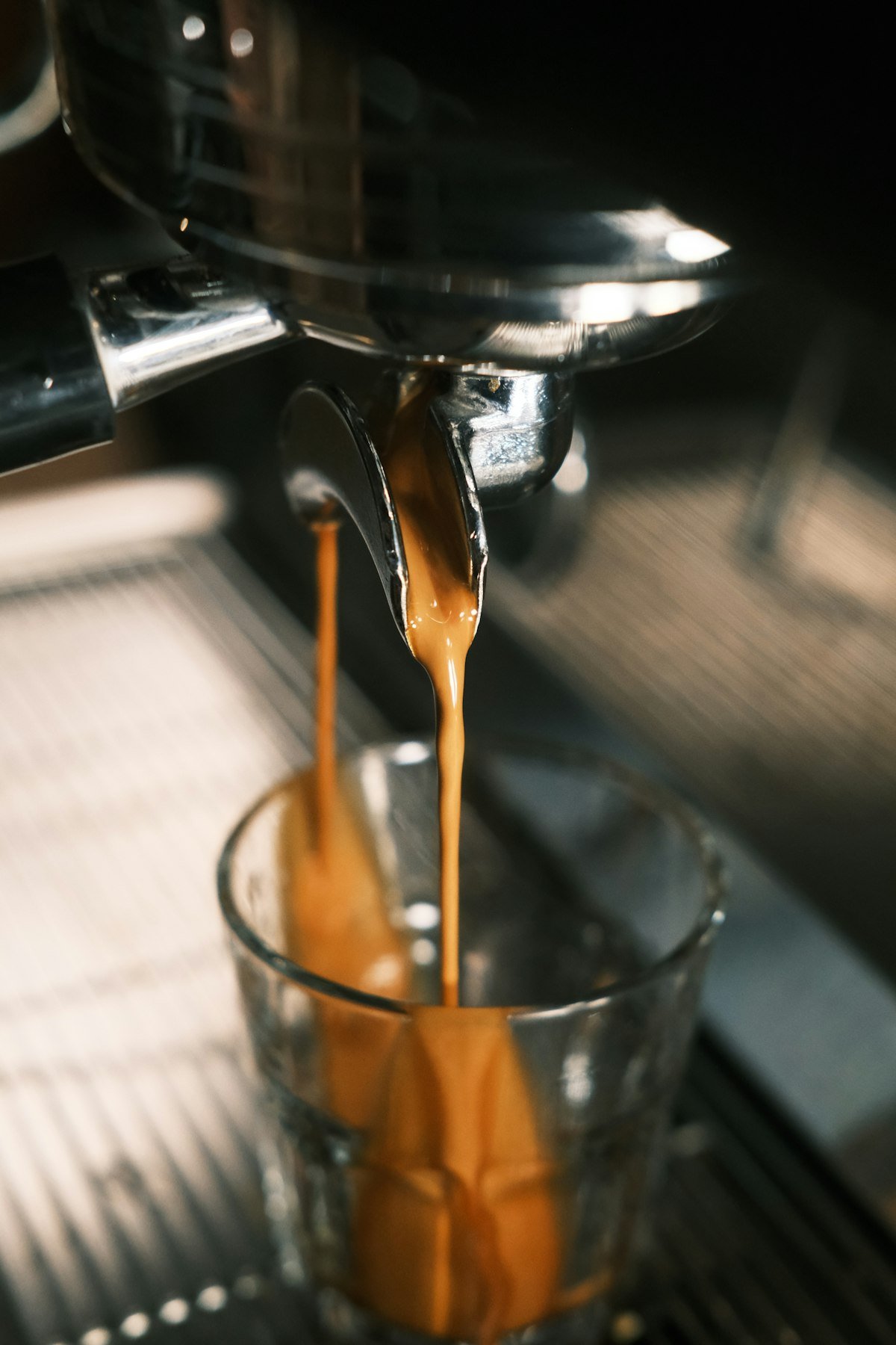 Espresso running from the portafilter into the cup